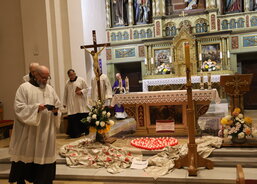 Začátek mše svaté, kterou sloužil františkánský kněz P. Felix za zemřelé pacienty Domácího hospice Antonínek a za pozůstalé rodiny.