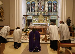 Začátek mše svaté, kterou sloužil františkánský kněz P. Felix za zemřelé pacienty Domácího hospice Antonínek a za pozůstalé rodiny.