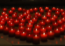 Srdce vytvořené z hořících svíček budilo dojem, jakoby bylo živé.