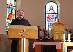 K pracovníkům Charity promlouval františkánský kněz P. Antonín Klaret Dabrowski. 