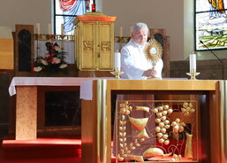 Po obědě program pokračoval adorací s P. Vojtěchem Šímou. 