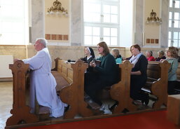 Po obědě program pokračoval adorací s P. Vojtěchem Šímou. 