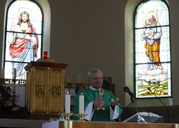 Po adorací sloužil P. Vojtěch Šíma mši svatou. 