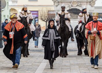 Uherským Hradištěm prošel průvod se Třemi králi na koních