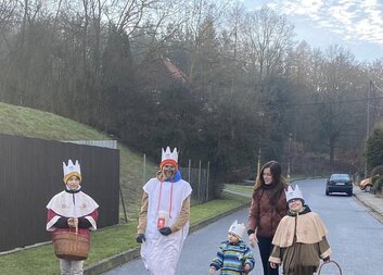 Charita Uherské Hradiště pokračuje v otvírání kasiček koledníků Tříkrálové sbírky. Lidé byli opět štědří. 