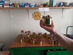 První začali v uherskohradištśké charitě s výrobou zákopových svíček v Labyrintu.