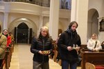 Obětní dary nesla Galyna Kozhedub z Ukrajiny a pastorační asistent Josef Čajka