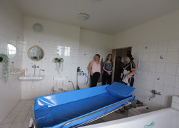 Zájemce o dobrovolnictví z firmy Algeco Domovem pokojného stáří v Boršicích provedla vedoucí domova Julie Chovancová (vpravo).