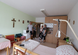 Zájemce o dobrovolnictví z firmy Algeco Domovem pokojného stáří v Boršicích provedla vedoucí domova Julie Chovancová (vpravo).