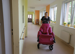 Vedoucí ukazuje jedno ze dvou nových křesílek, s jehož pomocí se mohou na zahradu dostat i imobilní obyvatelé.