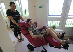 Vedoucí Dobrovolnického centra Jitka Raclavská si vyzkoušela, jak se v křesle sedí.