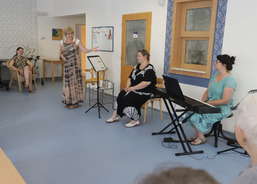 Petra Huťková (druhá zleva) připravila seniorům recitál s názvem Obyčejné lidství.
