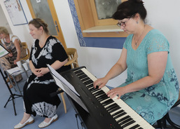 Průvodní slovo hrou na klávesy doprovázela učitelka základní umělecké školy Hana Kvasničková (vpravo) a zpěvem pracovnice Centra osobní asistence uherskohradišťské charity Kateřina Kamarádová (uprostřed).