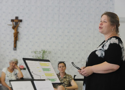 Pěvecké vstupy v recitálu měla pracovnice Centra osobní asistence uherskohradišťské charity Kateřina Kamarádová.