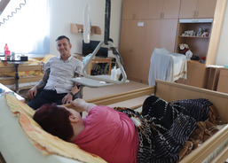 Pracovníci firmy Algeco se rozešli po pokojích, aby si krátce povykládali s tamními obyvateli.