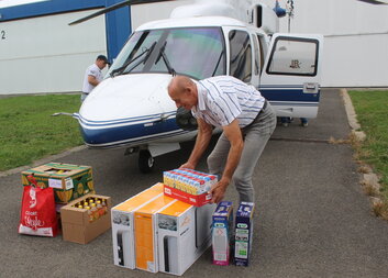 Charita Uherské Hradiště poslala humanitární pomoc do nedostupných Jeseníků vrtulníkem. Musel letět na dvakrát